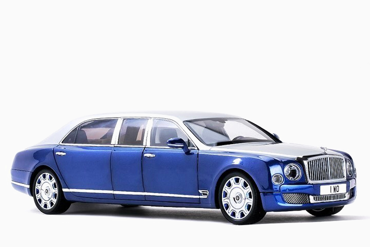 ALM830601 Bentley Mulsanne Grand Limousine, Silver Frost/Moroccan Blue ALM8...